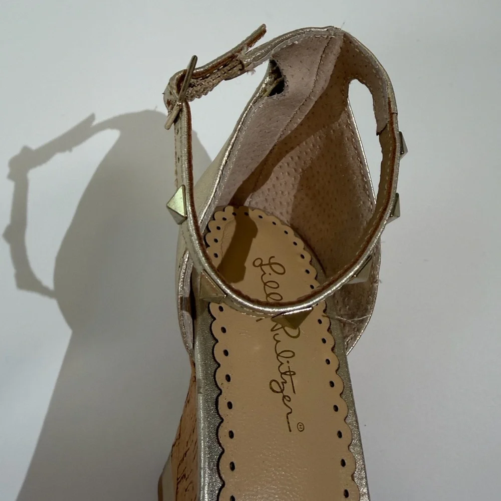 Lilly Pulitzer Sydney Wedge Heel Sandal Size 9.5. Gold Studded Metallic EUC